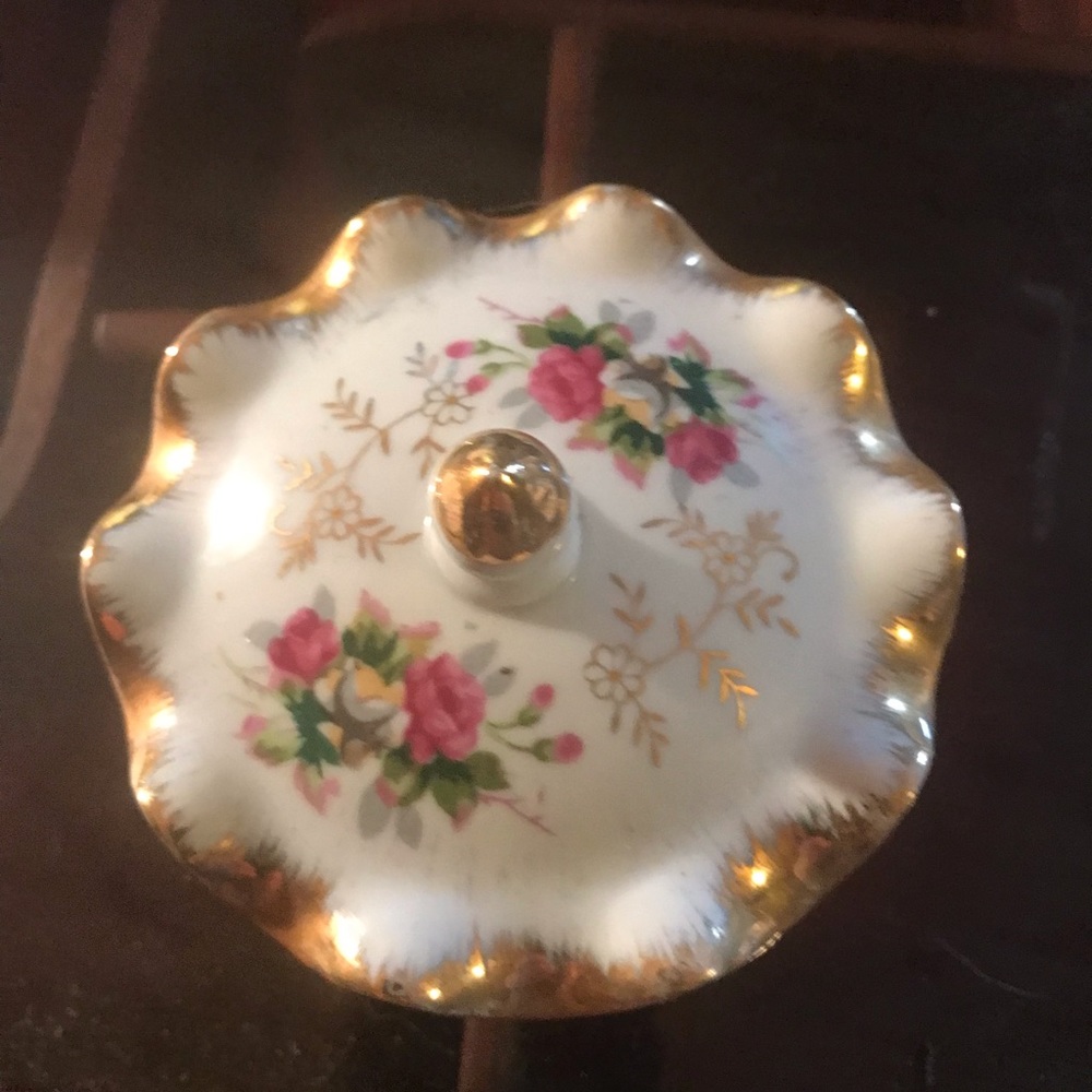 Vintage round porcelain trinket box with scallop lid